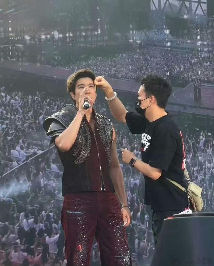 王力宏脸肿了王力宏真的别太好！脸肉眼可见的肿了！王力宏脸肉眼可见的肿了一整个心疼