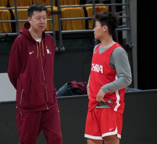 中国男篮13人奔赴客场战韩国：赵睿+首战12人 队长次战出战成疑北京时间11月2