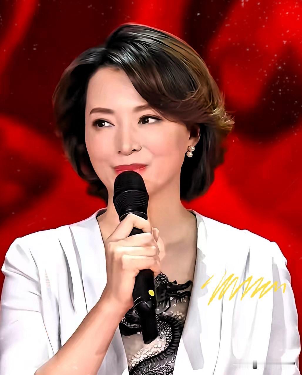 董卿的妈妈去世了
但是他妈妈最放心不下的
不是宝贝女儿董卿，而是她的老公
​毕竟