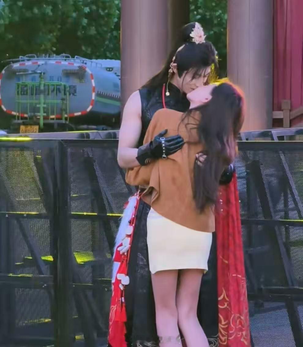 韩安冉新男友是景区npc韩安冉新男友是景区npc，两人在景区就亲嘴了。韩安冉和新
