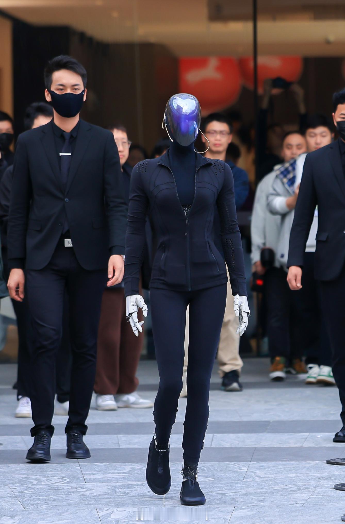 何小鹏回应机器人IRON摔倒 确实刷到了但其实有后续短暂调整后IRON顺利完成了