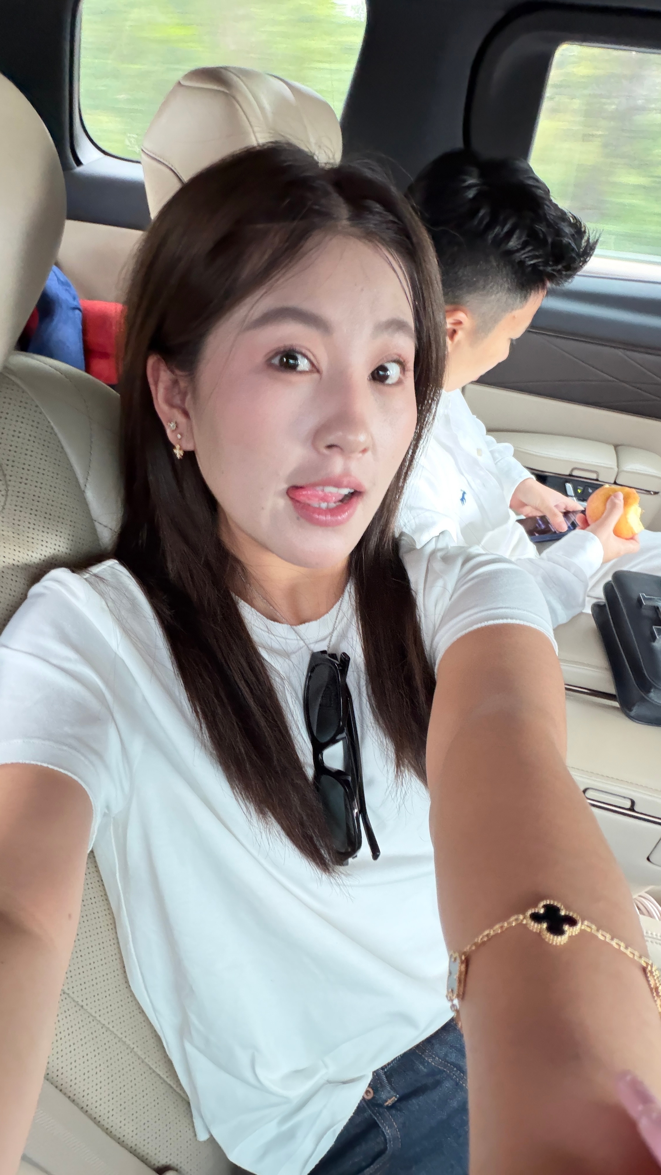 嘻嘻嘻开心得很很热还没玩呢大h陪我偶遇博主呢目前为止就碰到两个一个是周小闹一个是