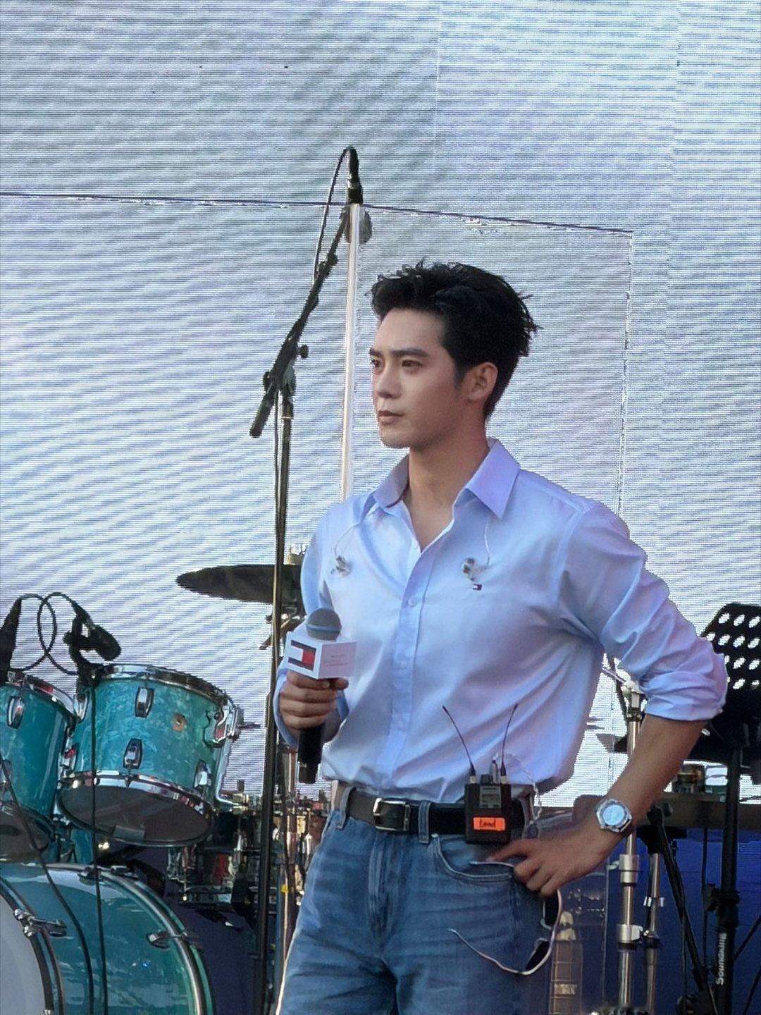 低估了于适音乐人的权威于适亮相浪潮音乐大赏音乐节，接连献唱三首原创曲目。兼具演员