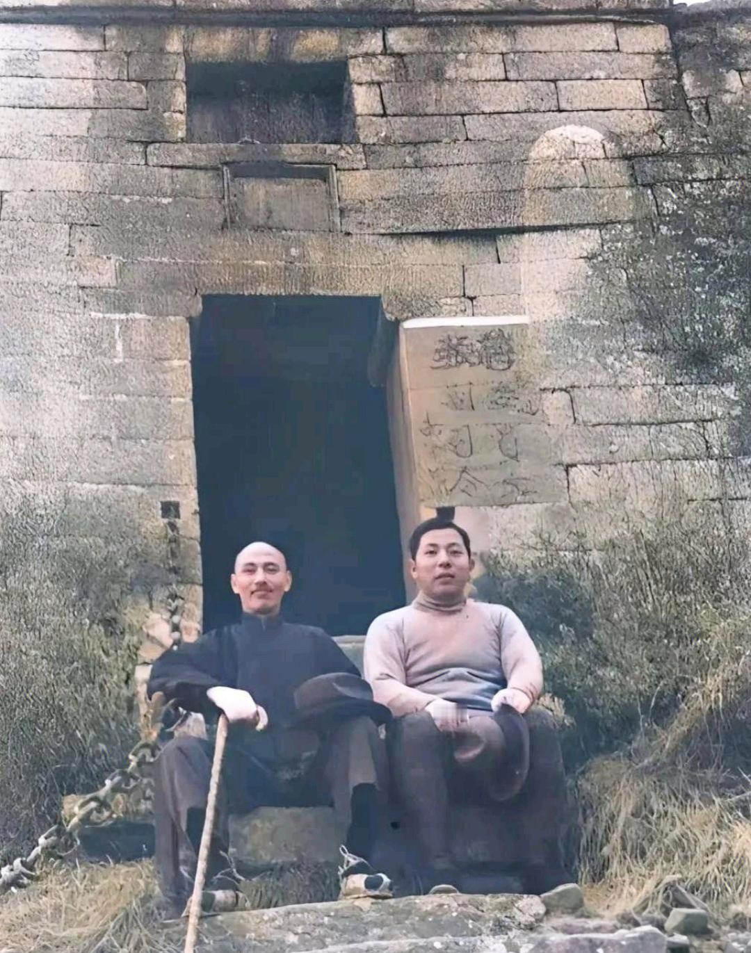 你们知道下图中的两人是谁吗？

左图中的那人，大家可能能一眼认出他是蒋中正，因为