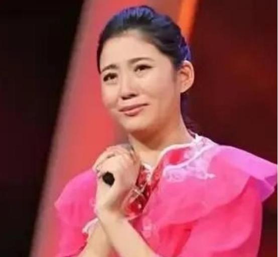 1990年，重庆36岁光棍捡到一个女婴，省吃俭用把她养大。可养女成年后，光棍父亲