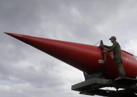 俄罗斯卫星网报道，三个月来没有一艘油轮可以抵达古巴。

美国现在对付古巴，用的是