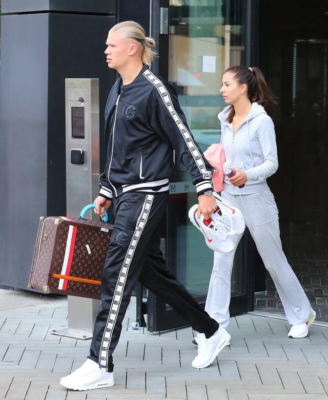 哈兰德和女友！
这是先前有人拍到的挪威国足队员哈兰德和女友的照片，看上去哈兰德和