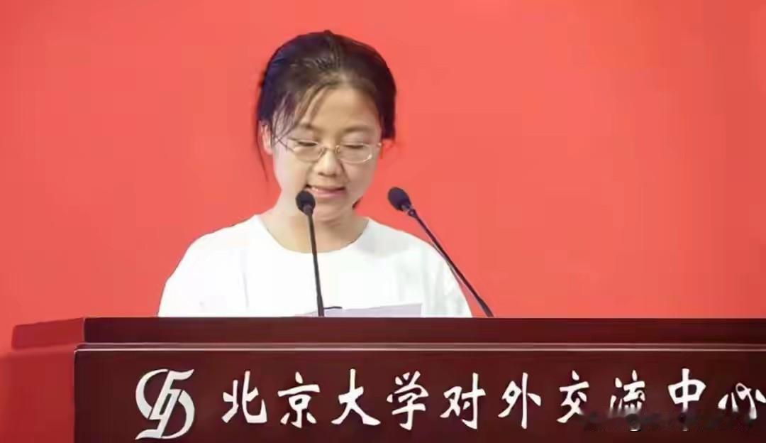 2013年，辽宁女孩刘丁宁拿着香港大学72万港元全额奖学金，却在入学一个月后拎着