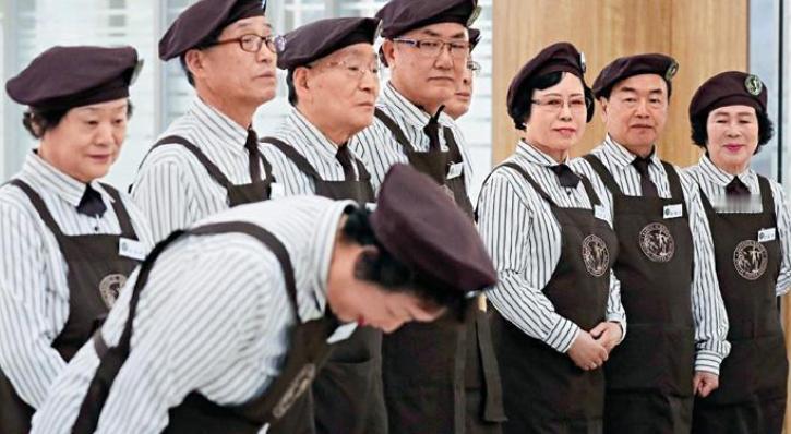 韩国正式宣布，受低生育率和人口老龄化影响，韩国70岁以上的老人，竟然比20多岁的