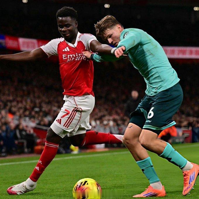 据统计，萨卡10次对抗全部成功，成为自2023年3月特劳雷之后，首位在单场英超至