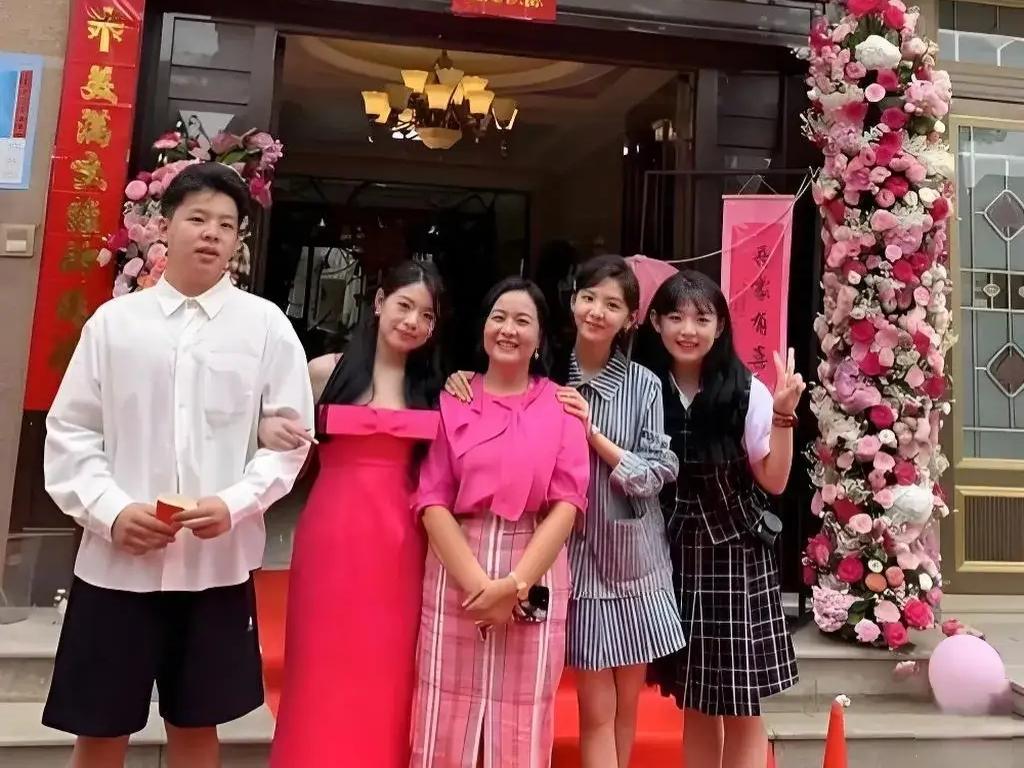章若楠一家合照。章若楠在三姐妹中真的不是太突出，她一身条纹衫，看着像病号服。她二