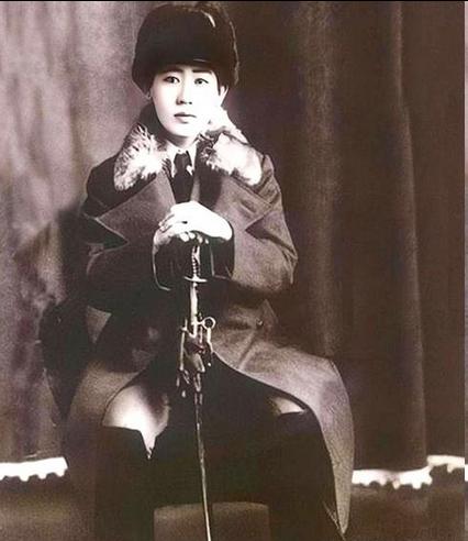 酷刑没让她开口，一把尺子却让"东方魔头"当场崩溃——这个流传已久的说法，到底是历
