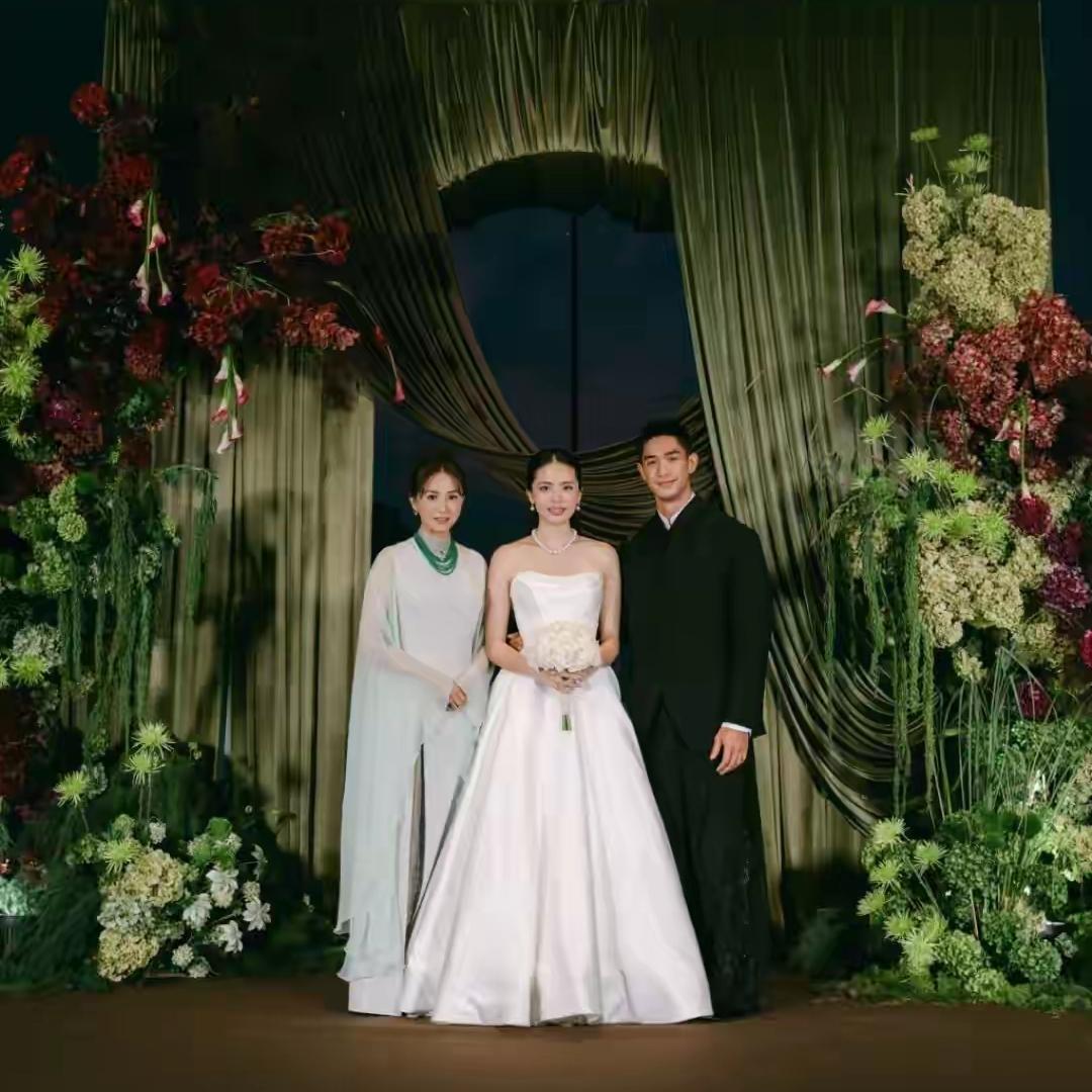 吴婉芳二儿子的婚礼，
让人见识到了什么是真正的豪门。
一家人的服装清一色的素色打