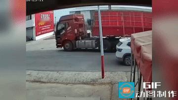 江苏，司机在连云港某村装上38吨的稻谷后，准备运往常州市武进区，谁知途中下车买水