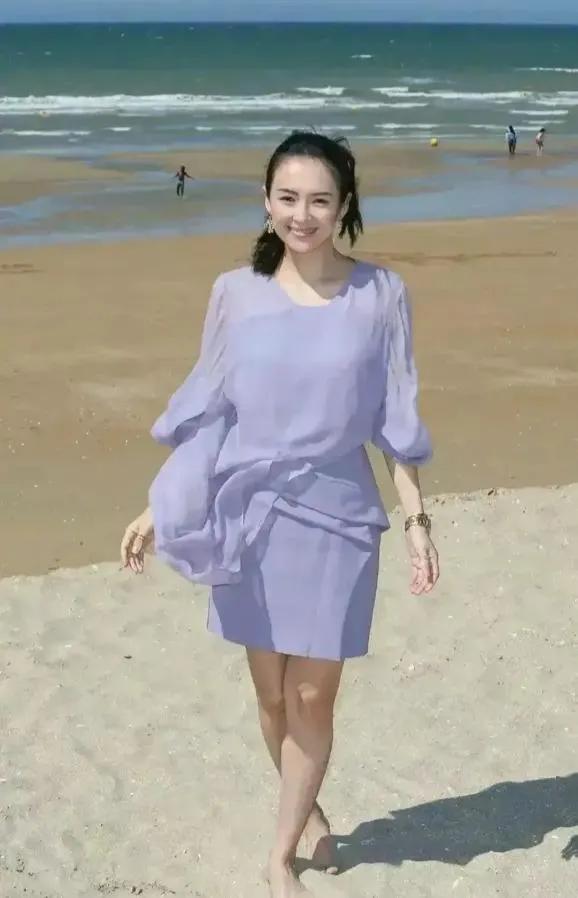 章子怡赤脚海滩照曝光！ ！ ！
她穿着浅浅的香芋紫色雪纺裙，清新淡雅，唯美浪漫。