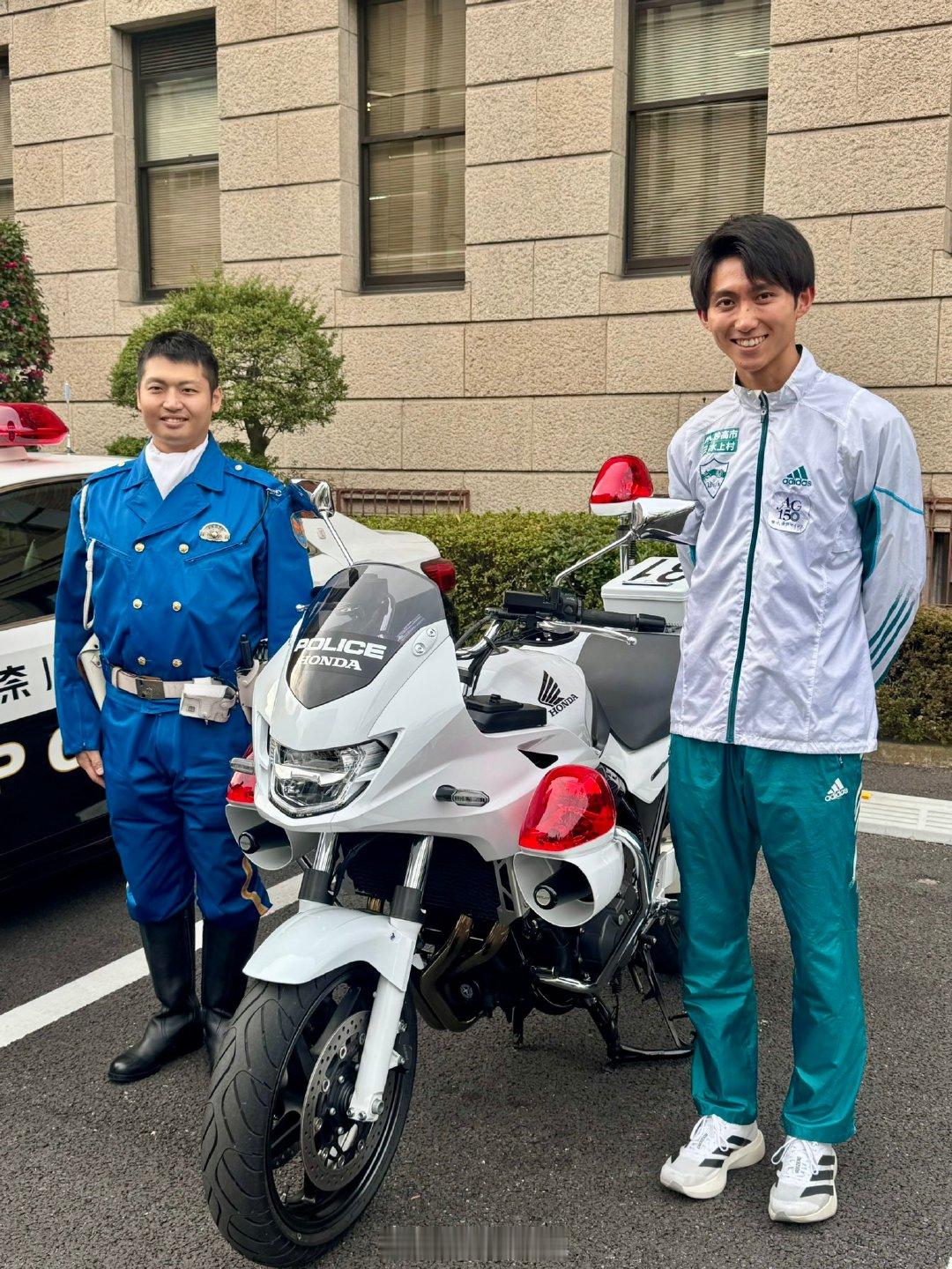 田中悠登与箱根驿传前导摩托车驾驶员合影。 箱根驿传[超话]   