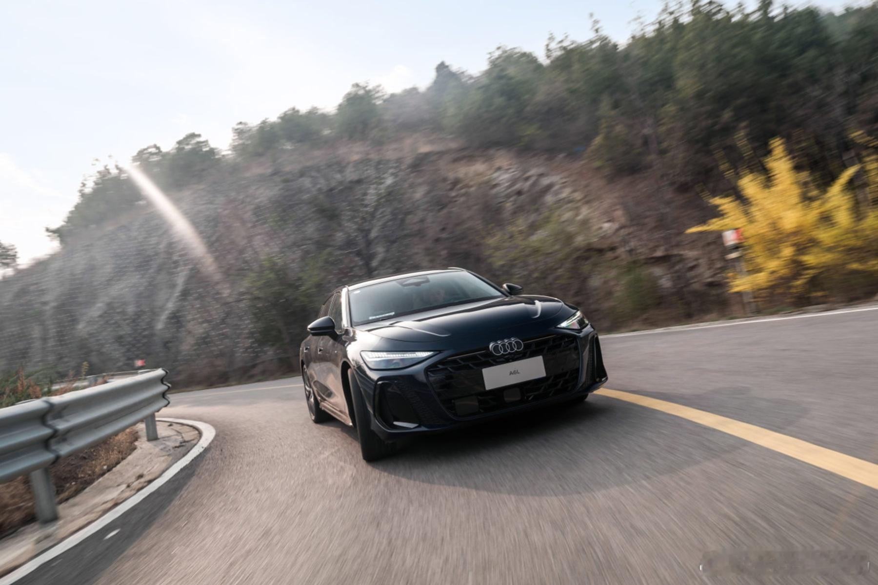 年初达成千万用户的基盘是荣耀，更是责任。面对电动化与智能化的浪潮，一汽奥迪给出的