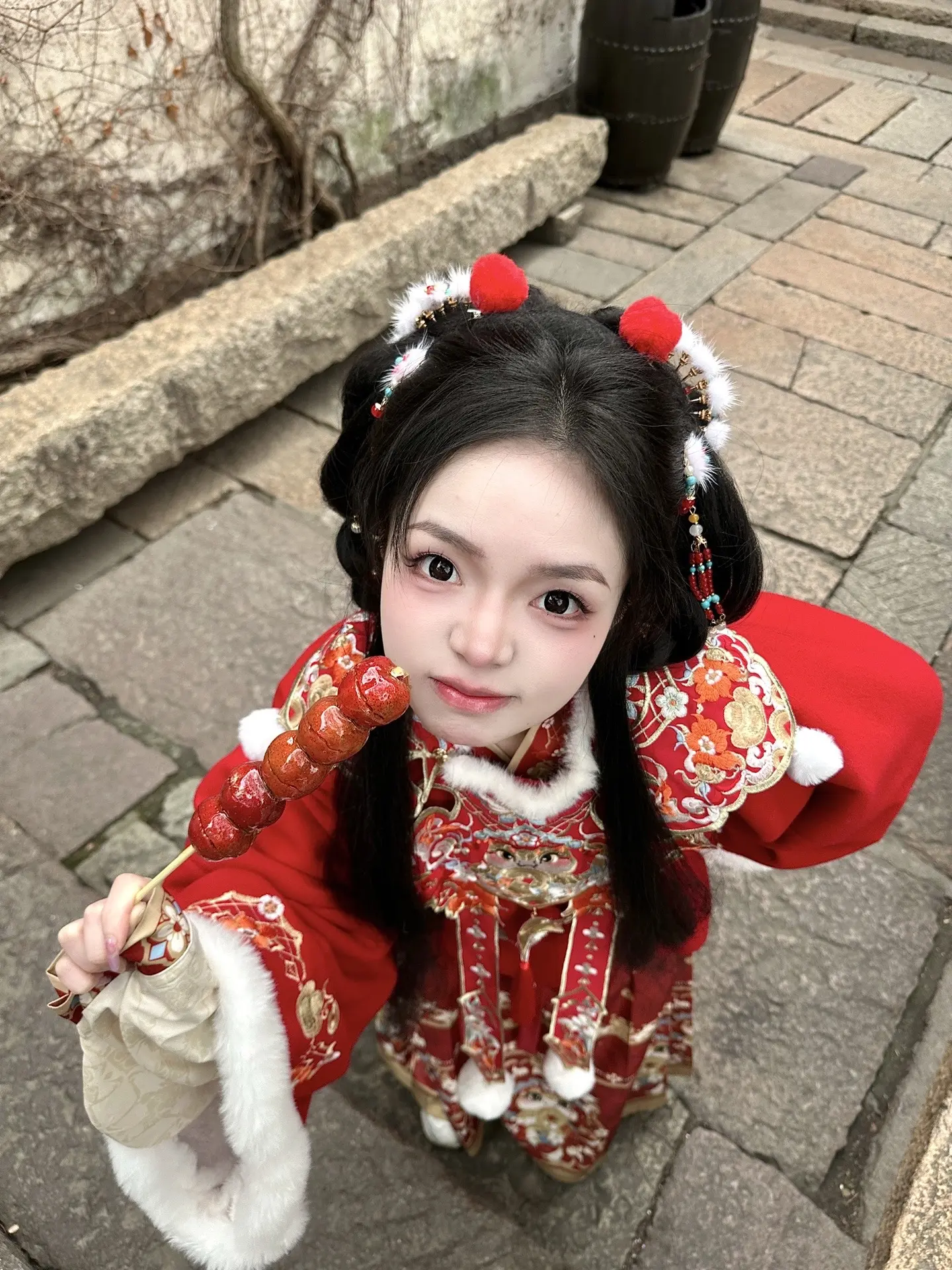 吃一口甜甜的糖葫芦。