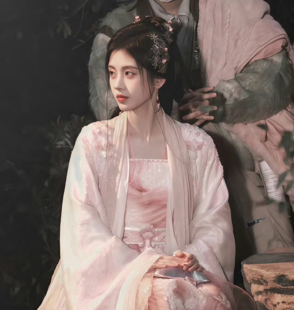 鞠婧祎方回应已积极纳税鞠婧祎工作室回应了 “艺人始终严格遵守国家法律法规，依法积