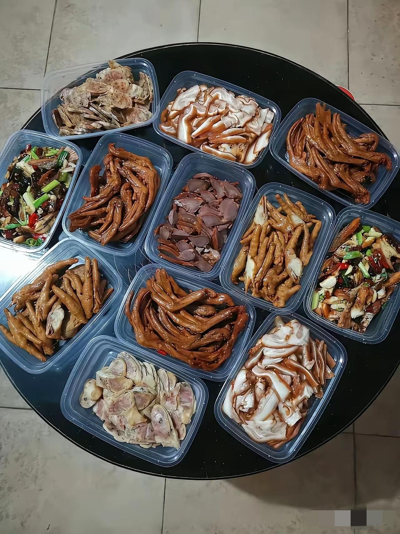 一杯冰酒引燃的“便利店文学”：2026年第一个情绪出口

一家人来人往的普通便利