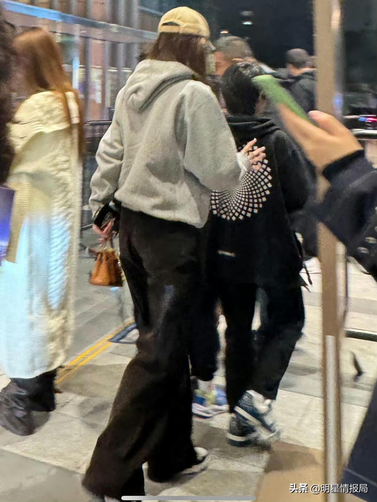 小海绵身高到baby肩膀了
有网友在逛街时惊喜偶遇了Angelababy和小海绵