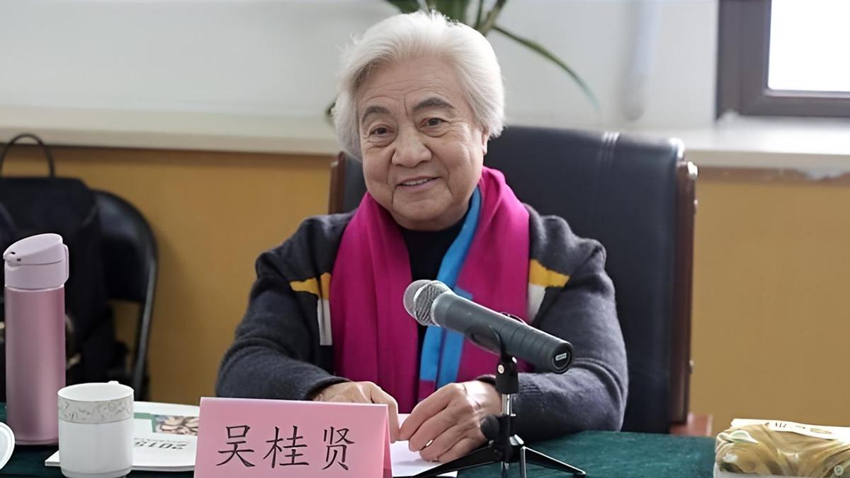 [太阳]1977年，吴桂贤主动辞去职务，然而，她并没有选择留在北京，而是回到了西