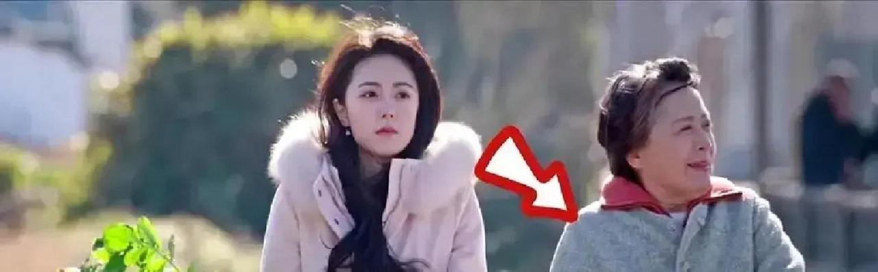 5万大衣撞99羽绒，阶层密码第一次被扒光
 
赵今麦那件驼色大衣一出场，弹幕齐刷