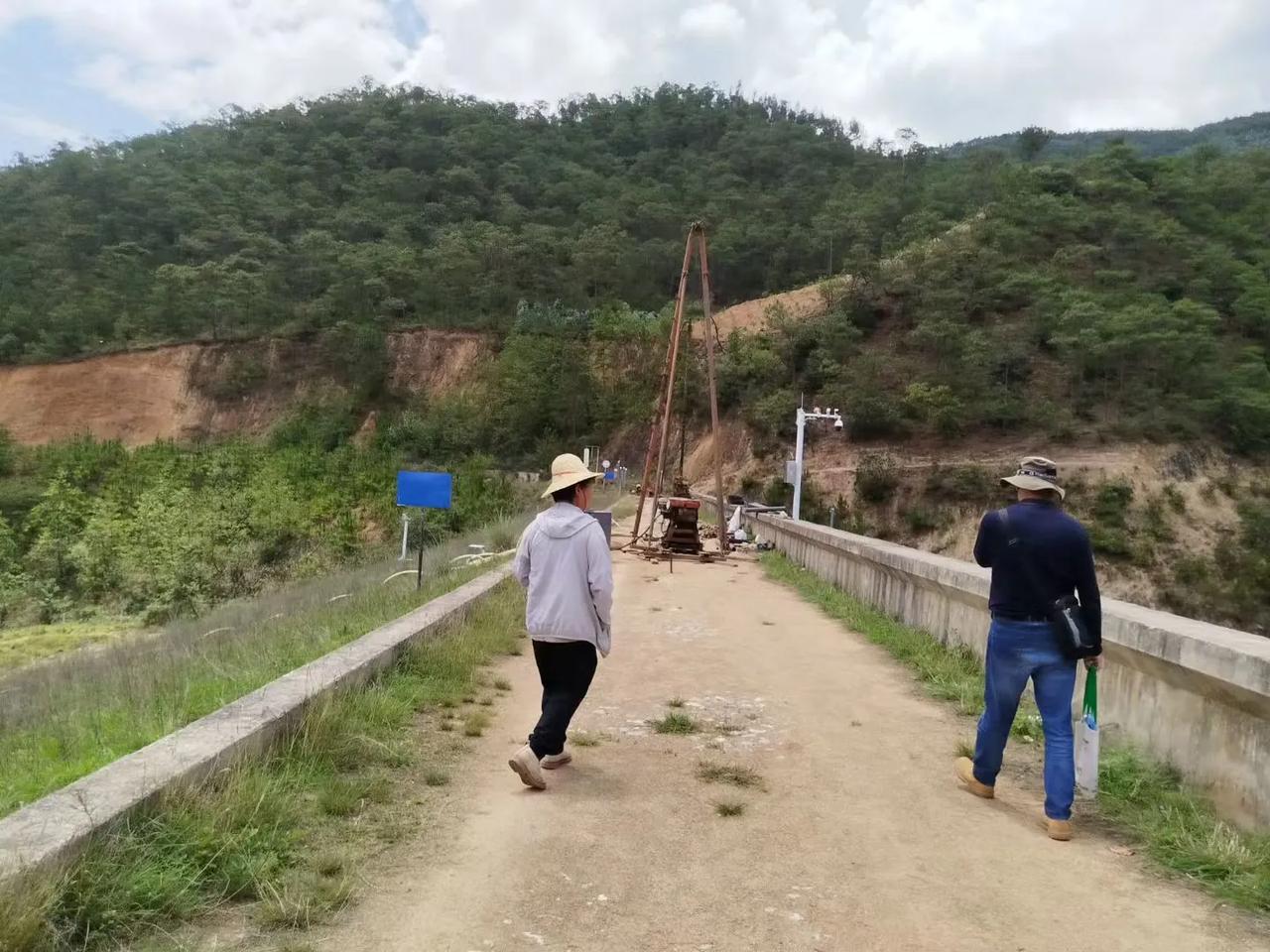 仲夏踏巍山，品人与自然之玄
              （张树忠）
      