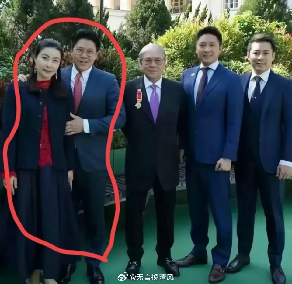 霍启刚肯定很爱郭晶晶吧，这个拍照动作就看的出来了：他不像其他豪门子弟那样，被其他