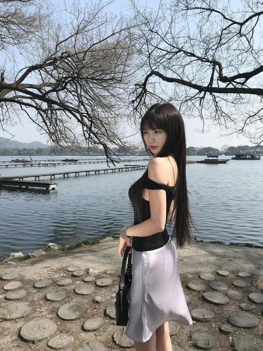 清库存照了！偷得浮生半日闲，逛了西湖。原来早春的西湖，没有满湖的荷花绿荫，也有着
