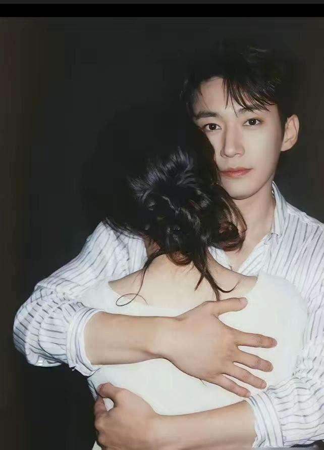 别人家的新剧播完，恨不得把男女主角焊死在热搜上天天“发糖”，到了谭松韵这里，规矩