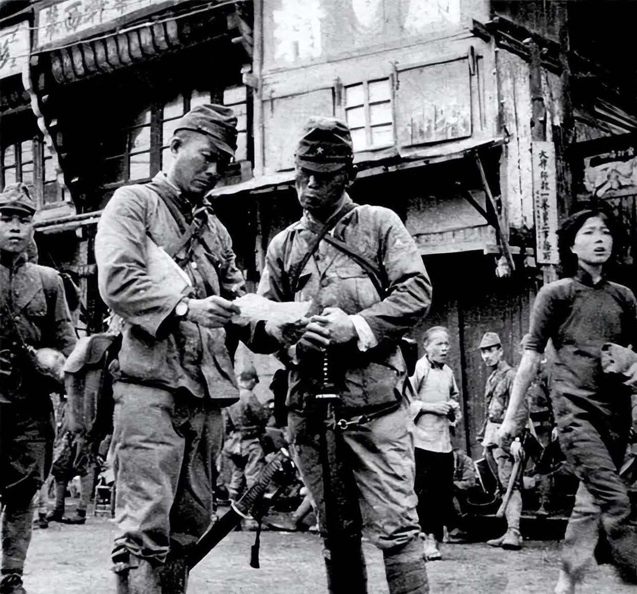 抗战初期南京沦陷后，一名日军士兵参与押送3000名被俘中国警察赴长江边处决。 他