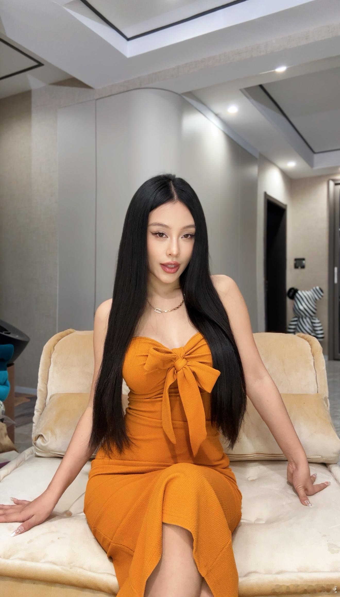 这个夏天不打薄剪短了我要把头发留到脚后跟 一是晚上出门可以吓人🤣二是我要把一部