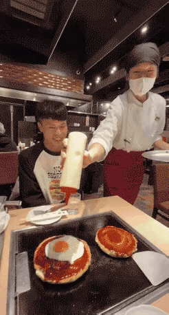 这女生！
手法娴熟！