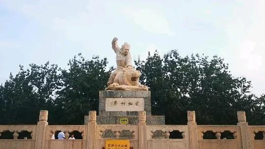 1. 规模与布局：
- 占地广阔：公园占地166亩，规模庞大，整体布局巧妙，形同