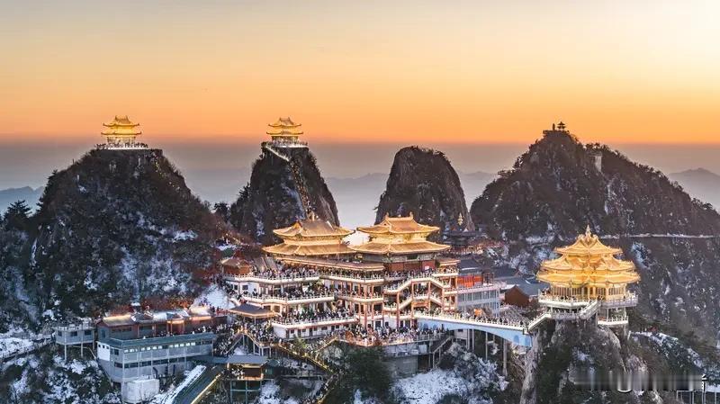 老君山景区年终表彰大会视频近日引发热议。画面中，员工们手捧巨型奖金牌鱼贯登台，金