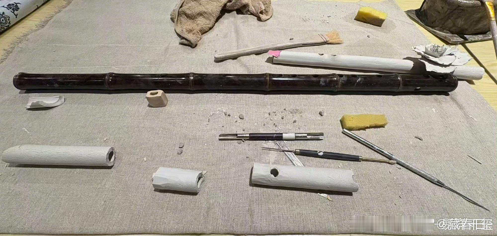 易烊千玺把山花变笛子易烊千玺妙手生花 易烊千玺把山花变笛子，千玺一直是一个很浪漫