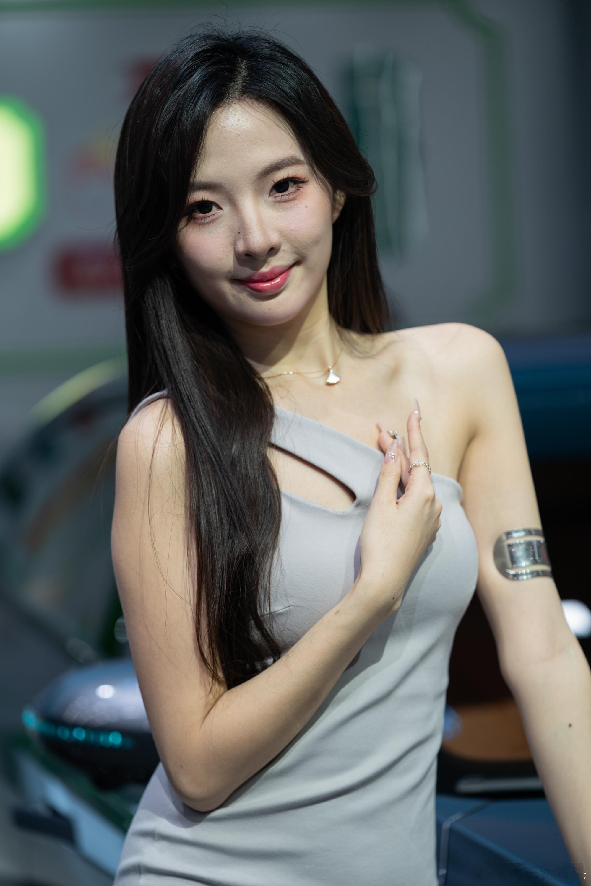 广州车展很多模特同时也是短视频平台的网红，人气旺盛，可惜我没带灯，效果有限，有些