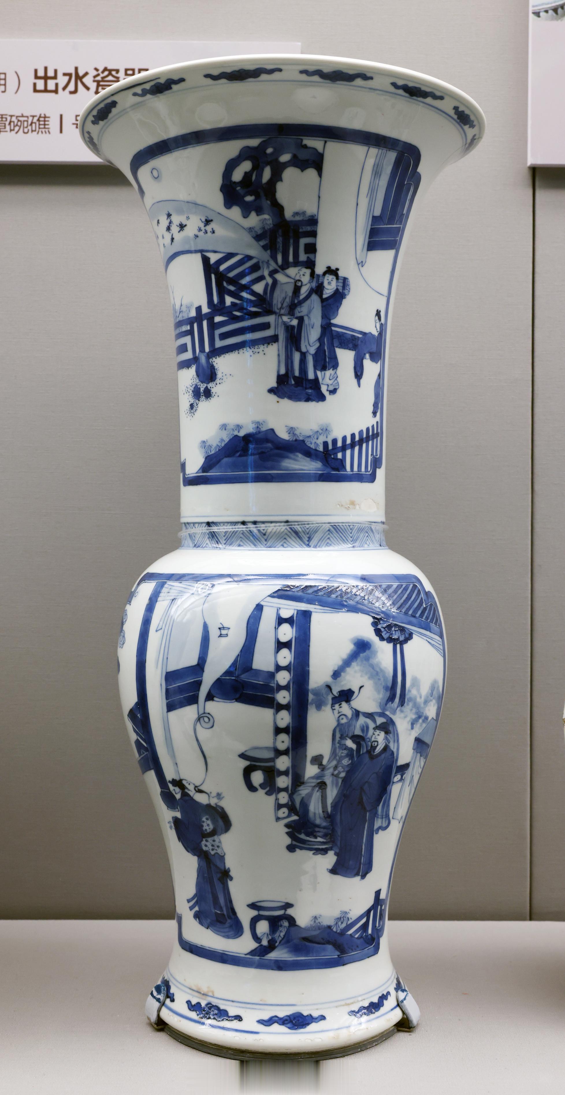 景德镇窑青花人物故事图凤尾尊清康熙(1662一1722年)馆藏编号95.0713