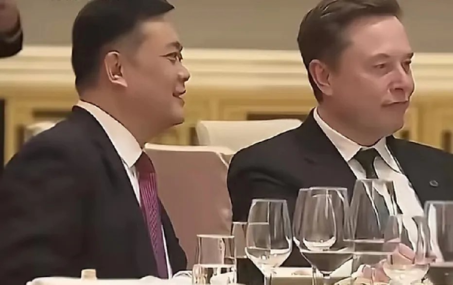曹德旺之子福耀玻璃董事长曹晖出席欢迎美国总统特朗普访华宴会时的一幕，与马斯克、黄
