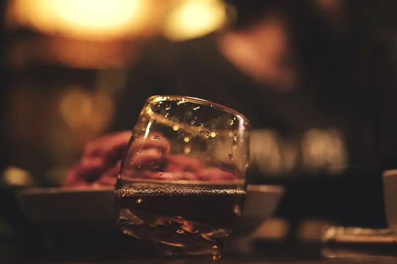 上联：人生好似杯中酒，诚邀下联生活就像一团麻。