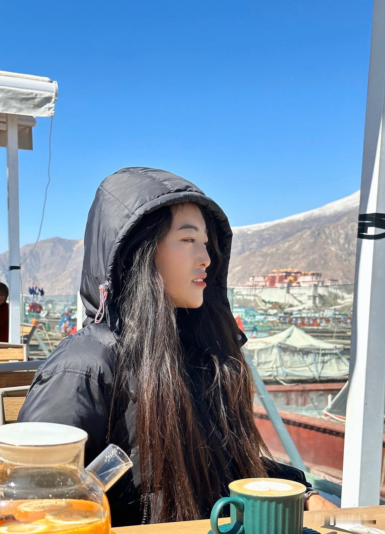驾车行驶在西藏的乡野国道上，不小心撞到了牛羊，一群人把手足无措的你围起来，不给十