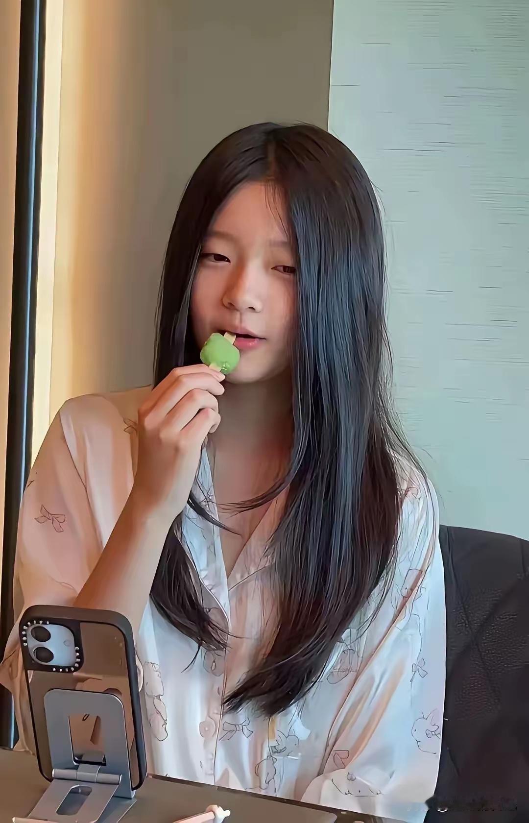 父母最相爱的时候生下的结晶
就是不一样！
小玥儿这张脸又像爸爸又像妈妈
单眼皮是