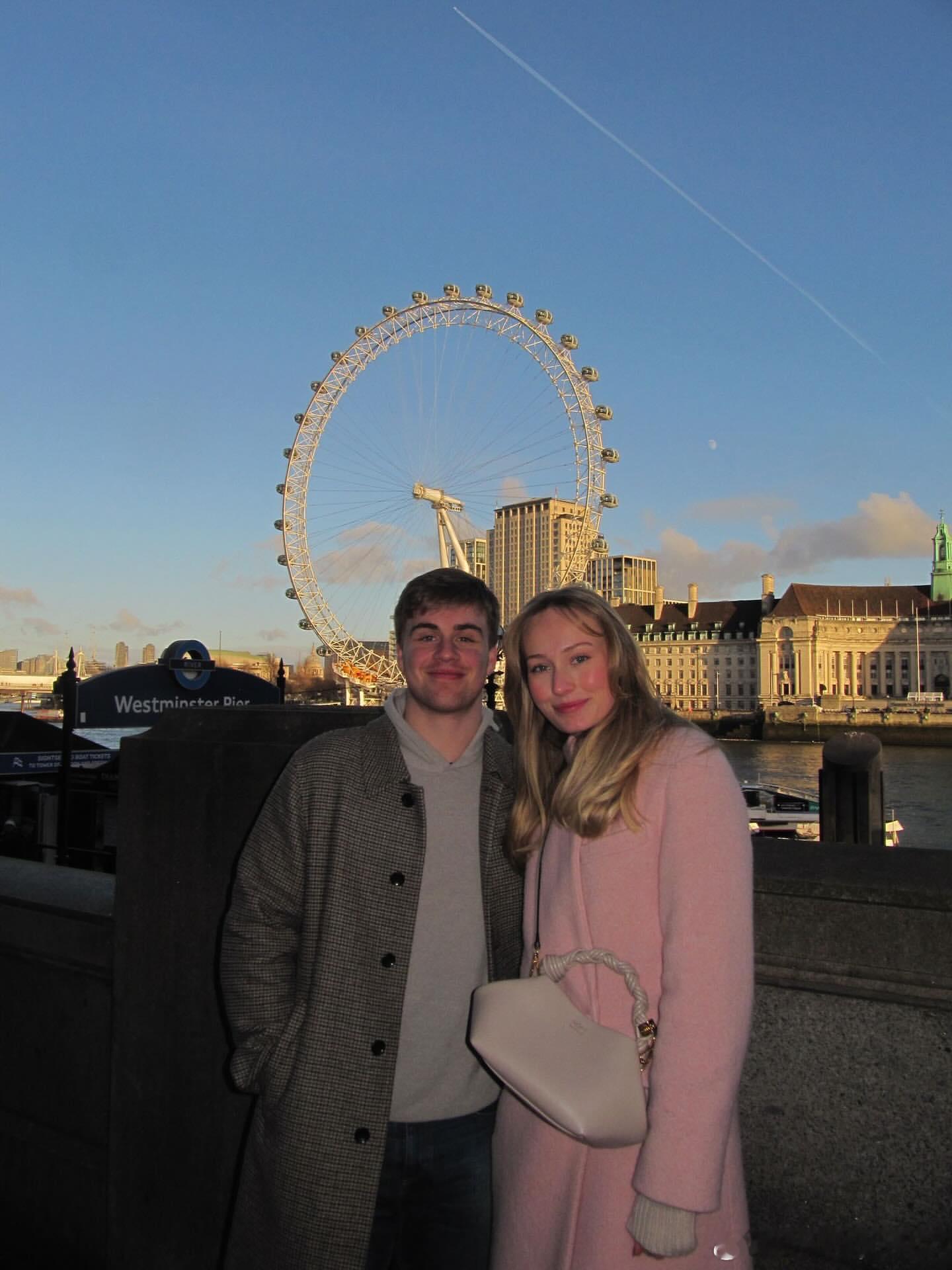 莫雷加德：感谢伦敦的美好时光，感谢世界职业飞镖联盟邀请我们☺️ 