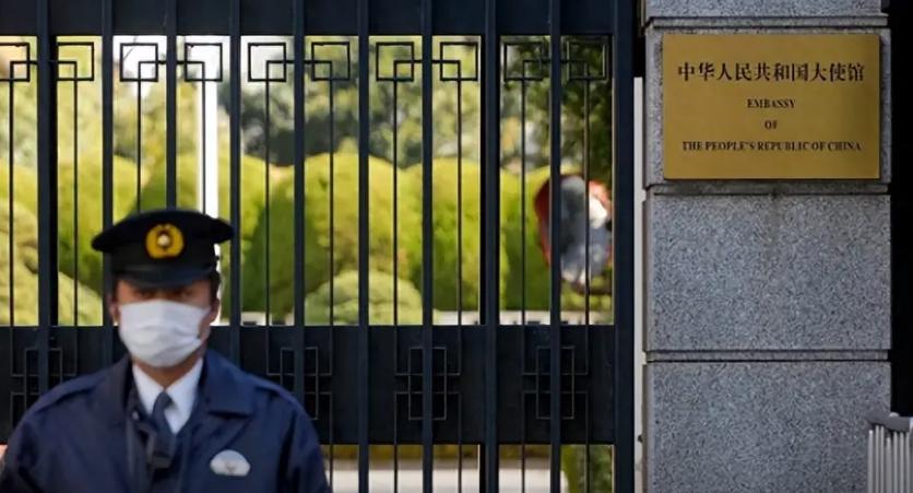 日本自卫队官员持刀强闯中国大使馆，完全不能作为一件个案去看，反而应该彻底敲醒警钟