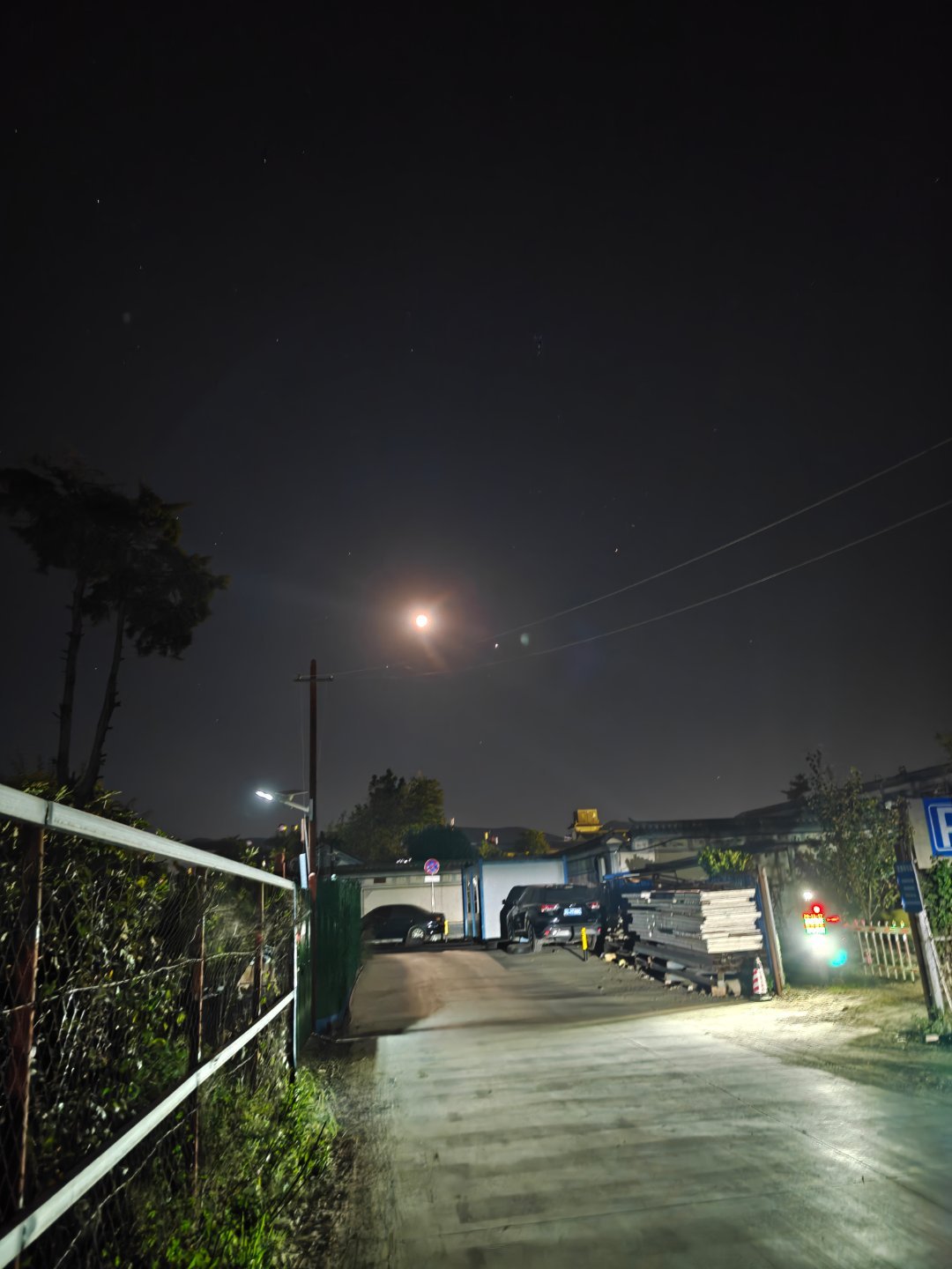 因为腰间盘突出这会腰疼的睡不着，感觉是急性发作了[泪][泪]  药还让我吃完了。