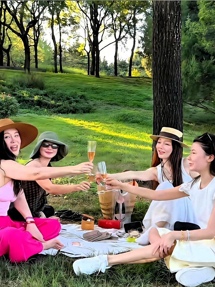 45岁霍思燕富态出圈，老友重聚满是岁月感慨

娱乐圈的人脉来来去去，大多都是利益