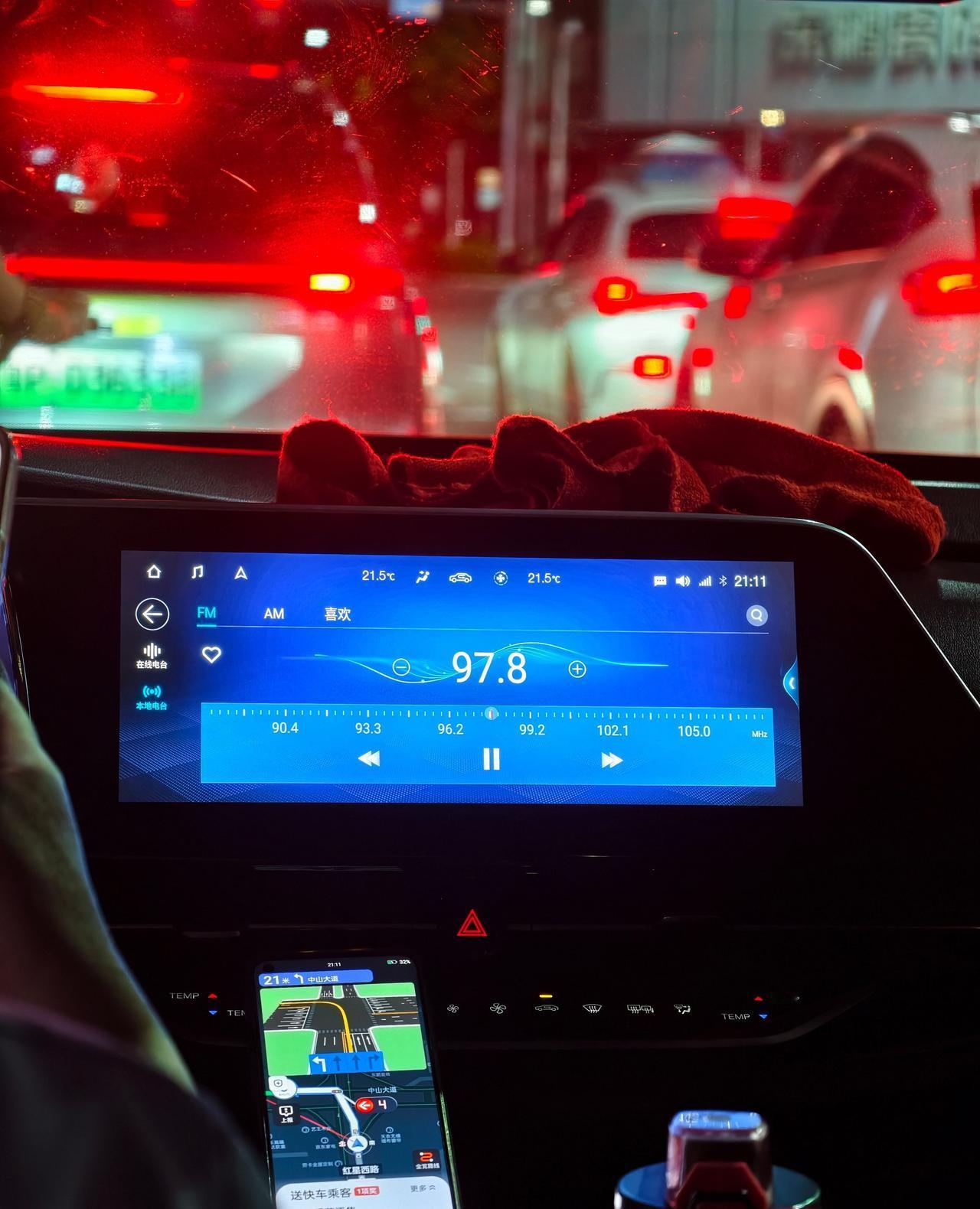 第一次坐电车，竟然还有收音机功能，这非常难得