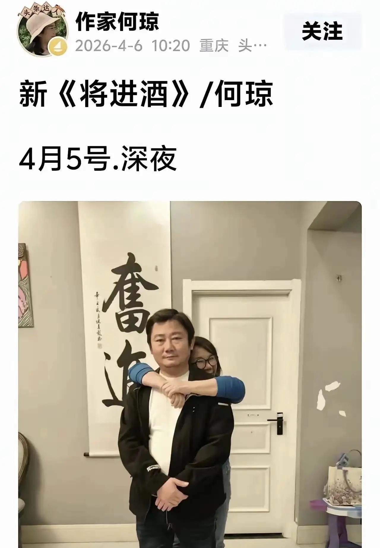 不可否认，从照片上看张雪和妈妈何琼确实不亲。

事实是在张雪很小的时候，他的父母