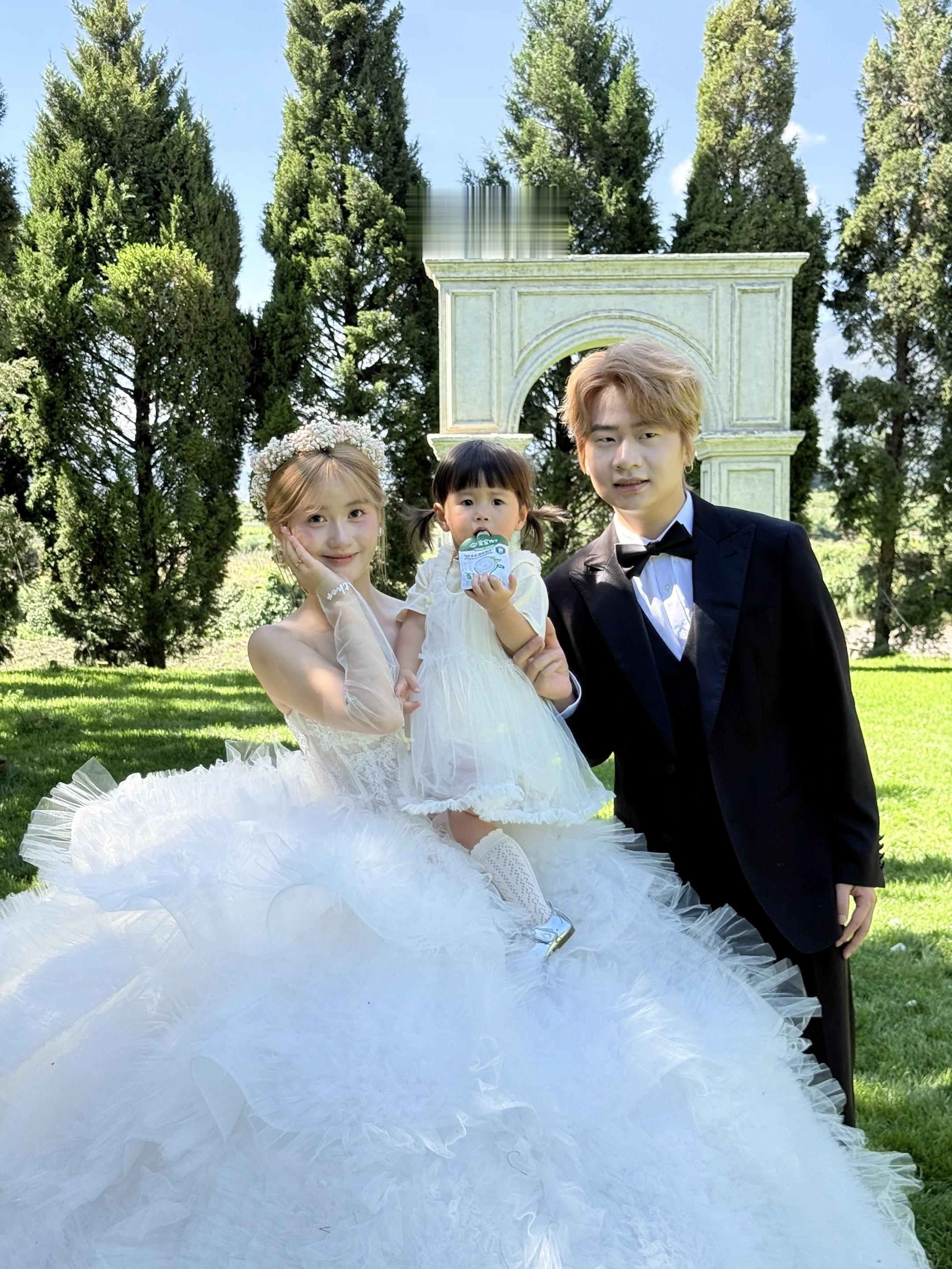 带着快两岁的女儿又拍了一次婚纱照 卷卷长大以后看见爸爸妈妈的婚纱照里有...